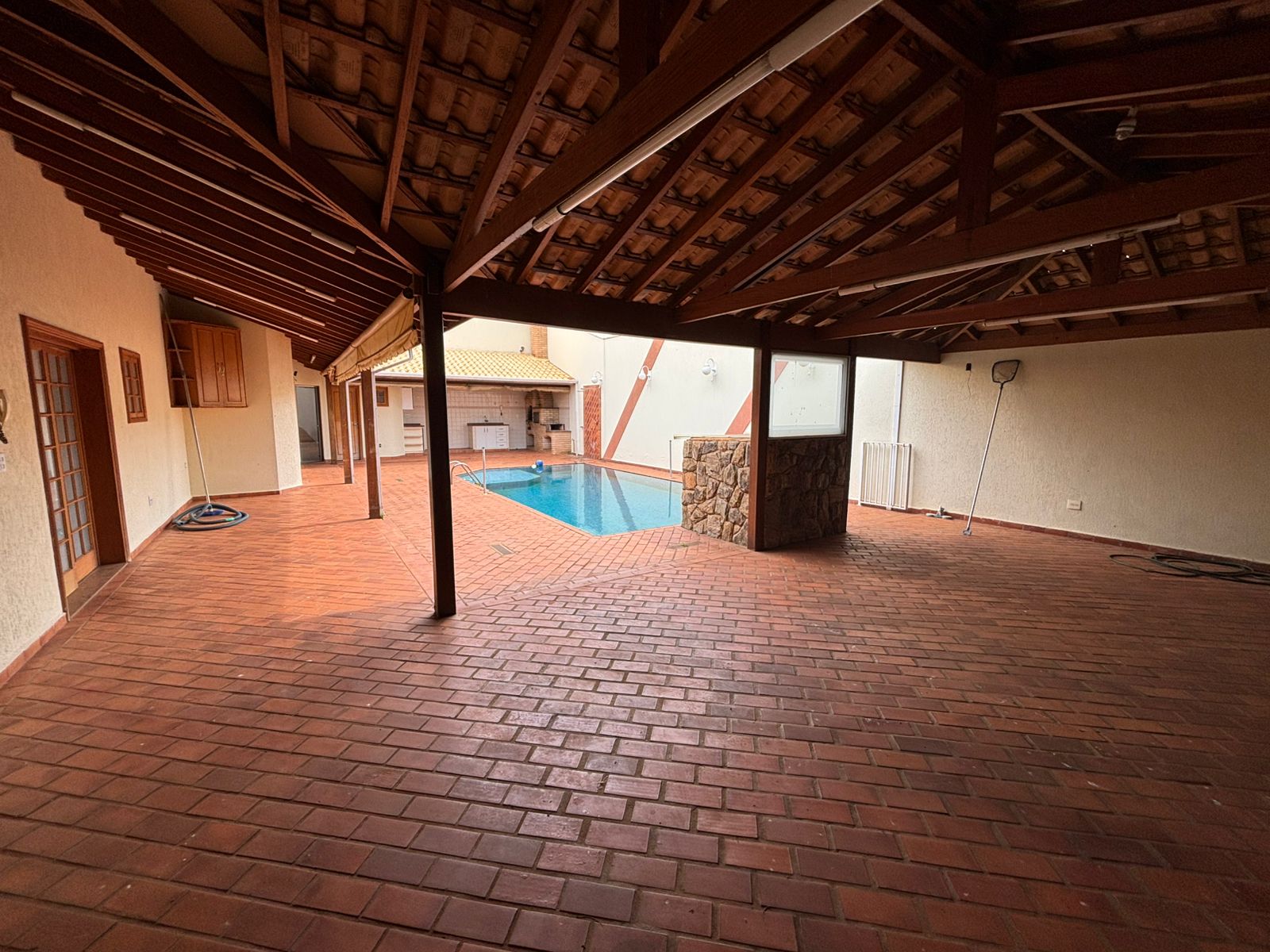 VENDE. LINDA CASA COM PISCINA - RESIDENCIAL LUIZA GIRARDI - BRODWSKI-SP.