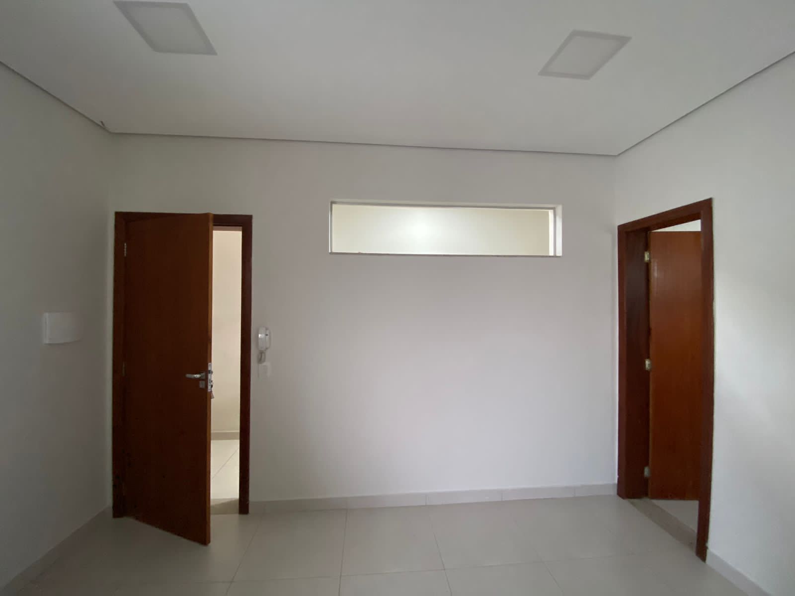 ALUGA  SALA COMERCIAL NA AV. PAULINO MENDES