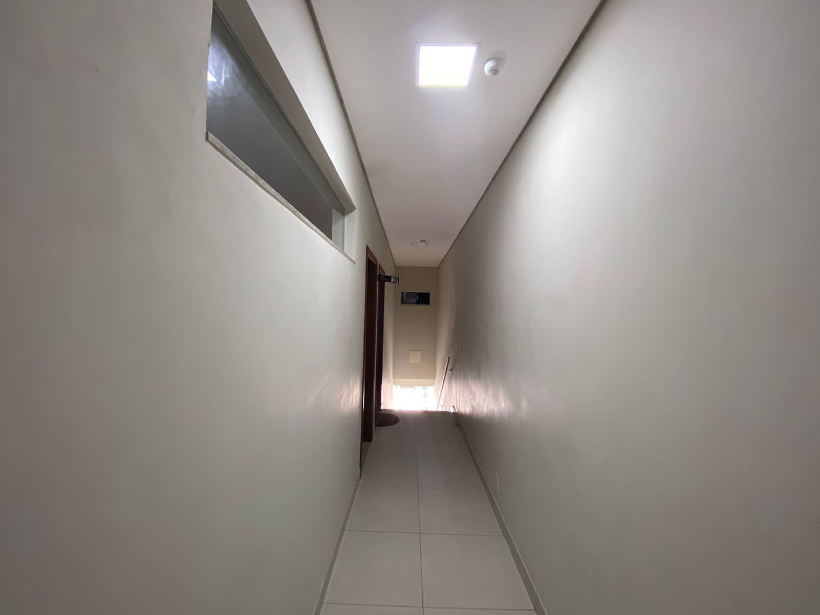 ALUGA  SALA COMERCIAL NA AV. PAULINO MENDES