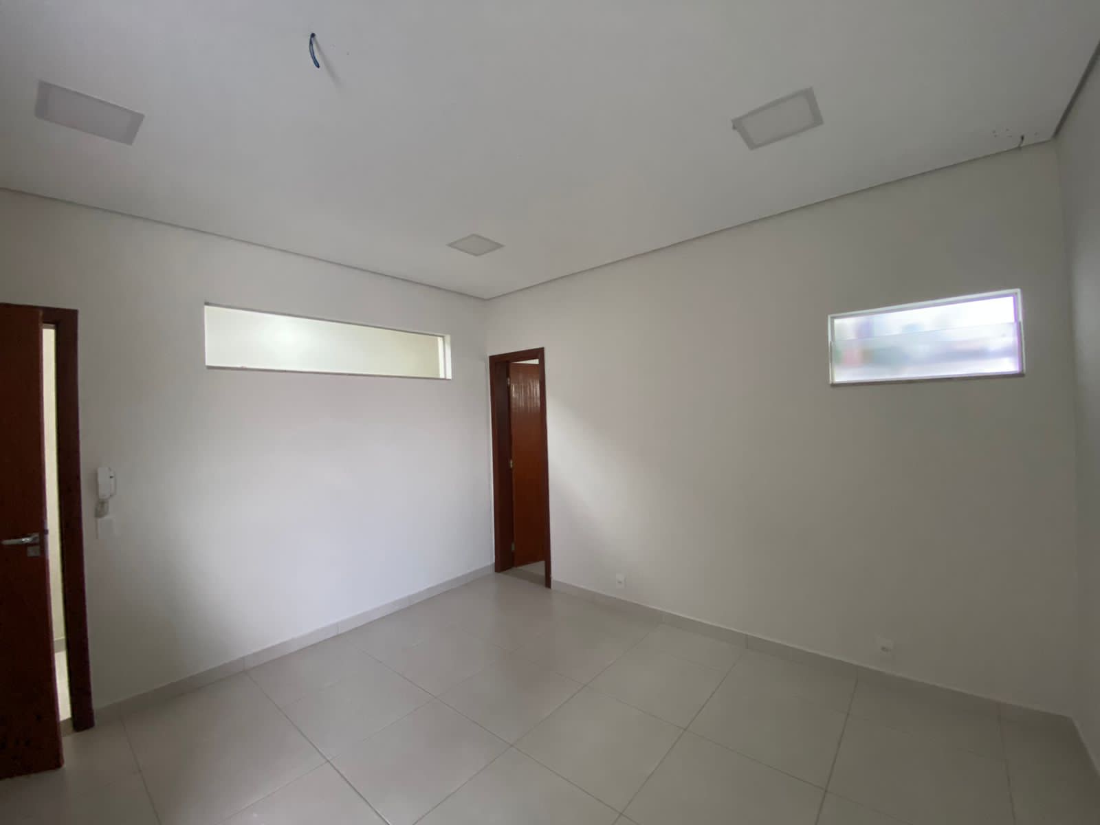 ALUGA  SALA COMERCIAL NA AV. PAULINO MENDES