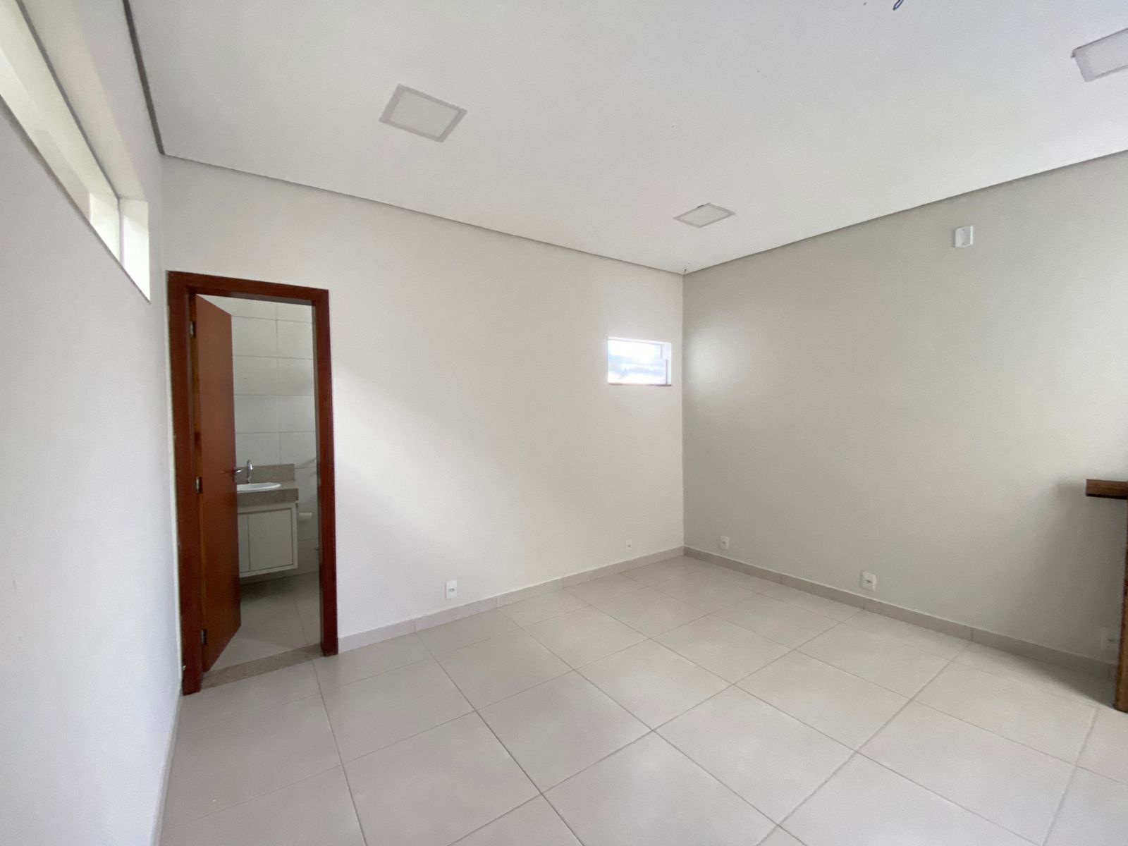 ALUGA  SALA COMERCIAL NA AV. PAULINO MENDES