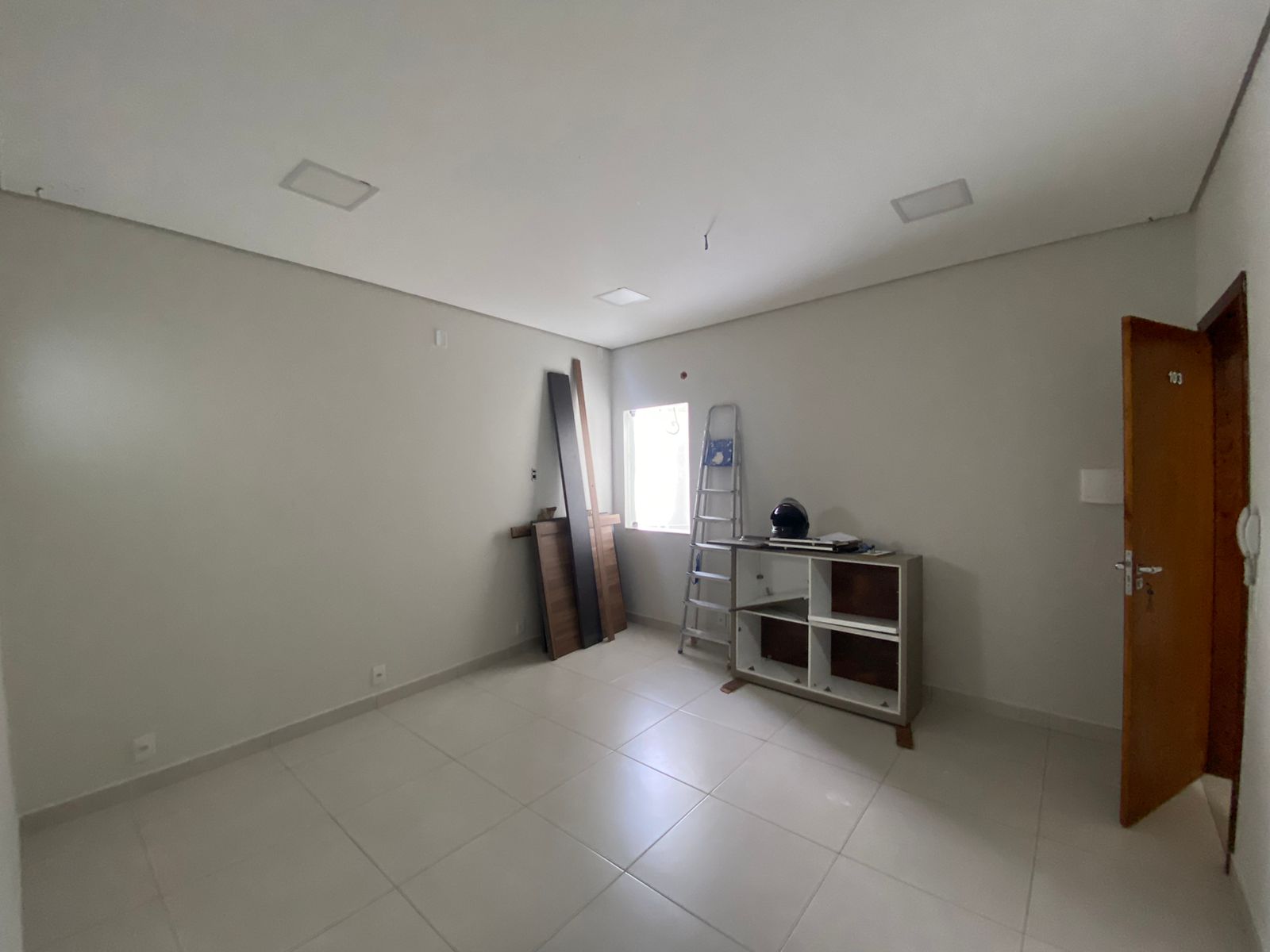 ALUGA  SALA COMERCIAL NA AV. PAULINO MENDES