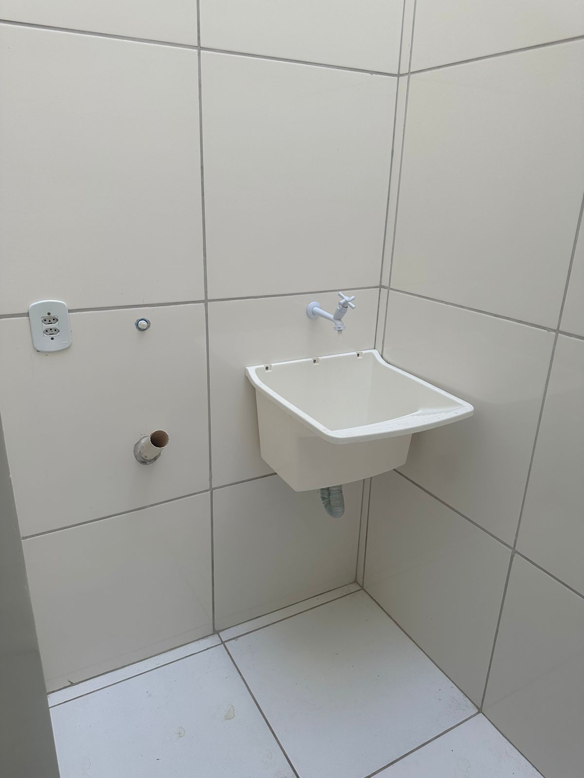 ALUGA APARTAMENTO NOVO NO PEQUI (MENOR)