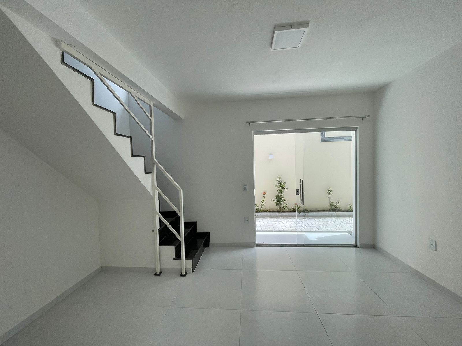 Aluga Apartamento Duplex no Colonial