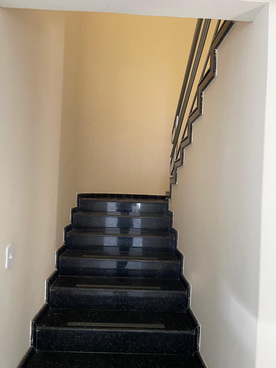 Aluga Duplex em Condomínio no Centro