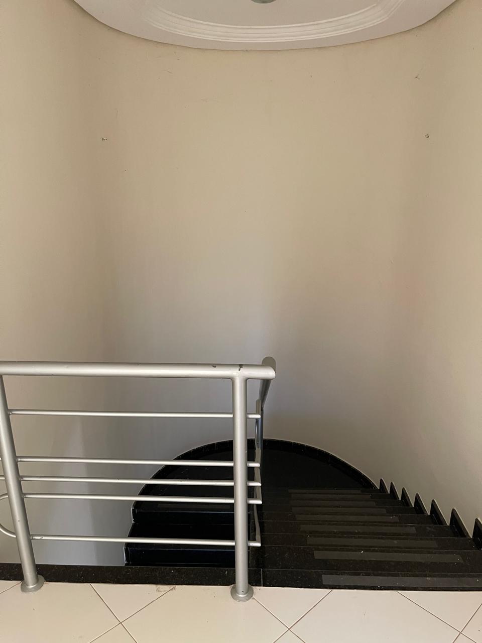 Aluga Duplex em Condomínio no Centro