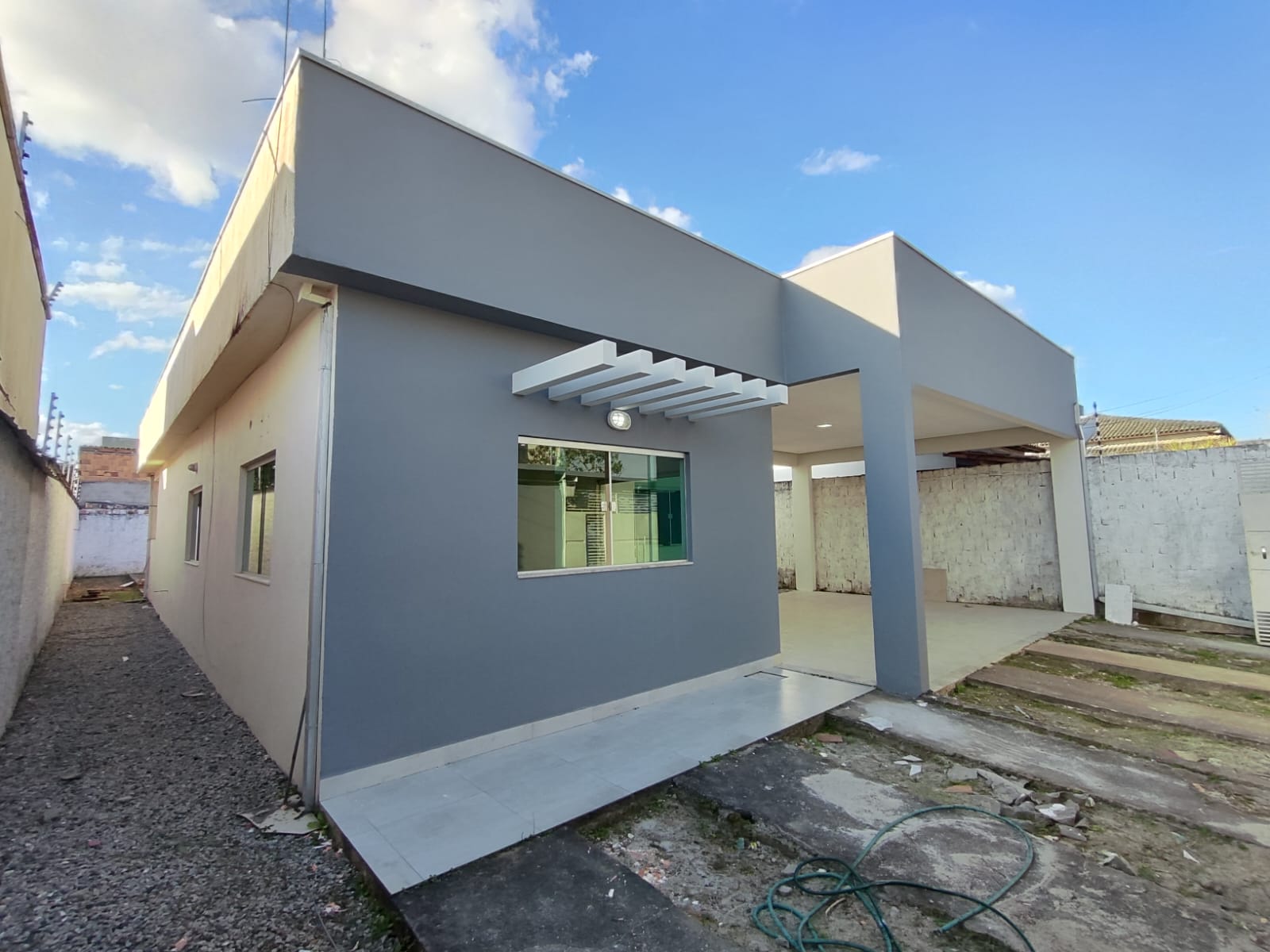 Aluga bela Casa Ampla no bairro Dinah Borges