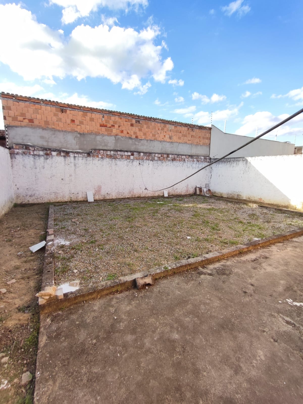 Aluga bela Casa Ampla no bairro Dinah Borges