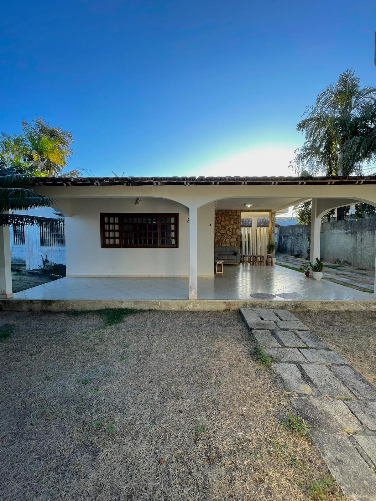 Vende casa ampla com ótima localização no Centro