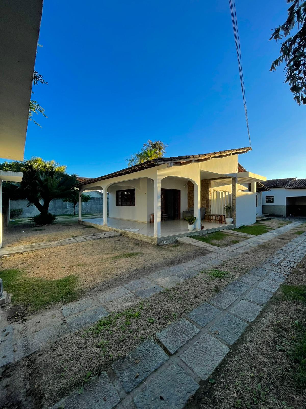 Vende casa ampla com ótima localização no Centro