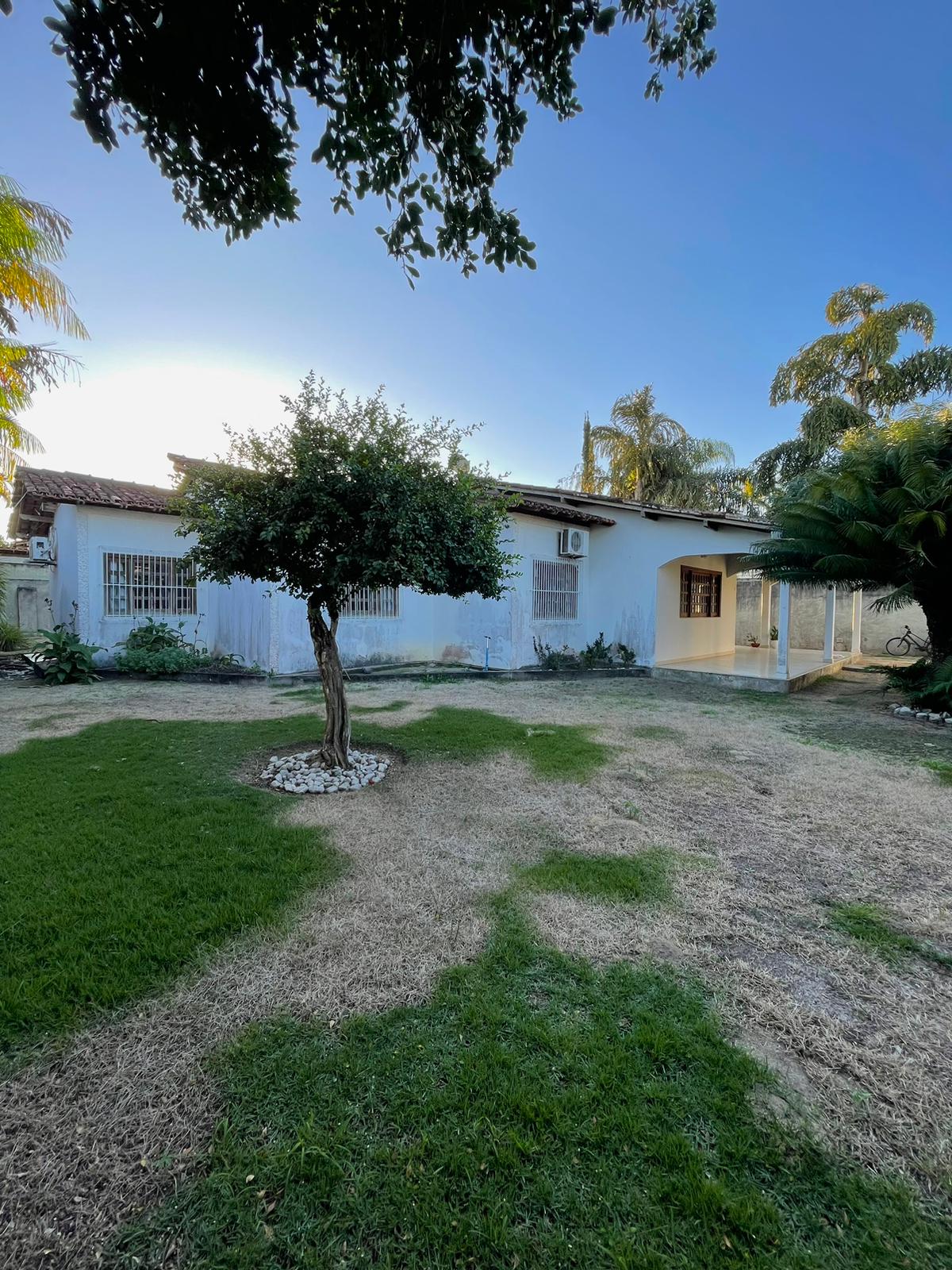 Vende casa ampla com ótima localização no Centro