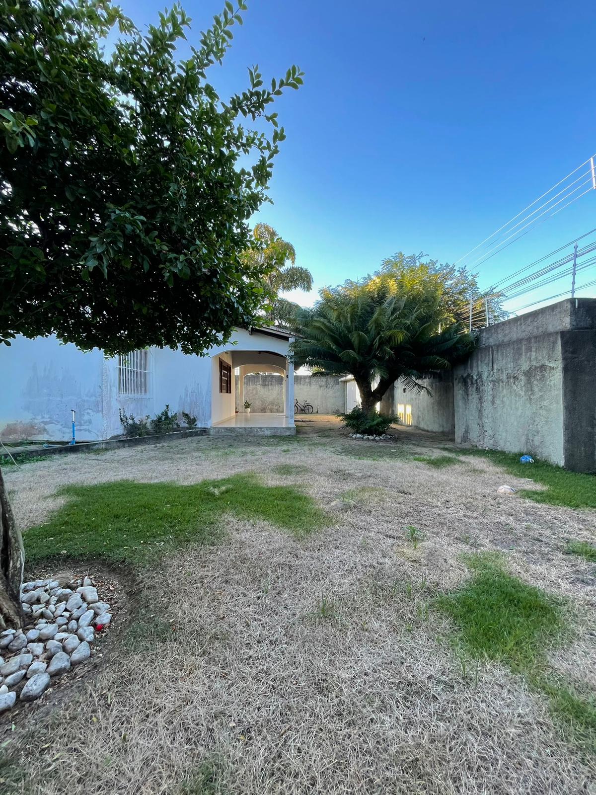 Vende casa ampla com ótima localização no Centro