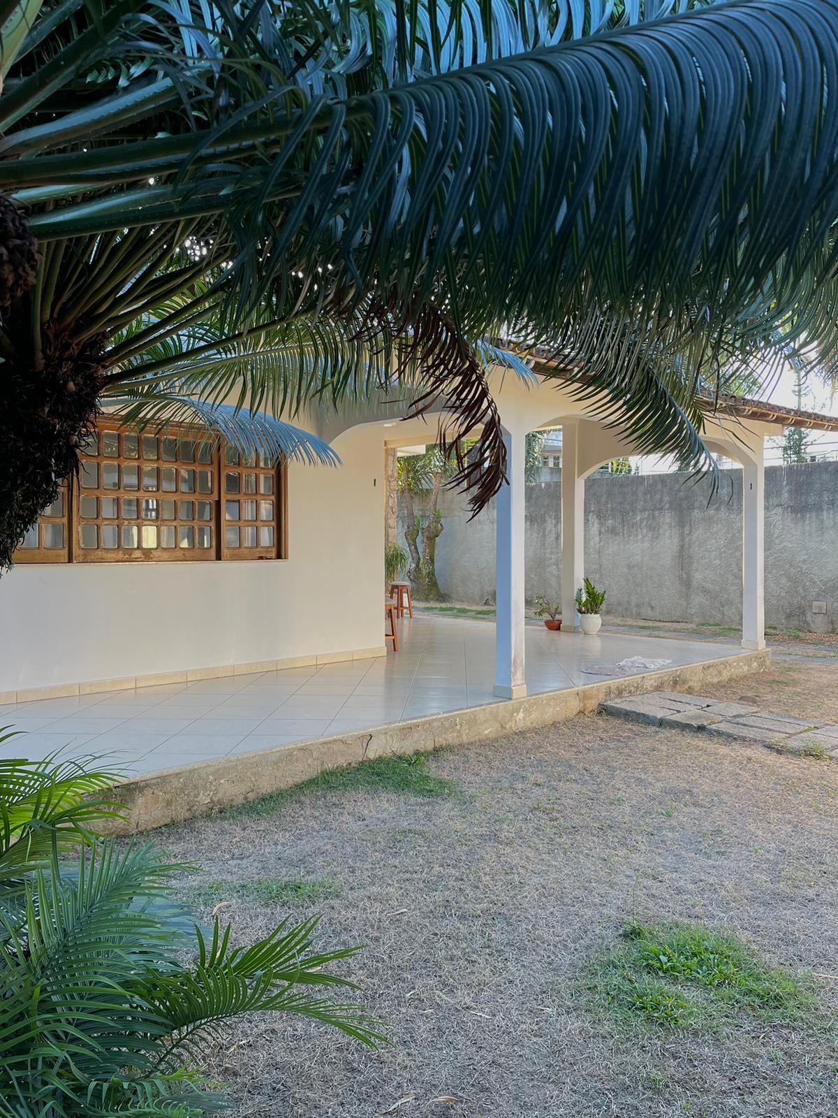 Vende casa ampla com ótima localização no Centro