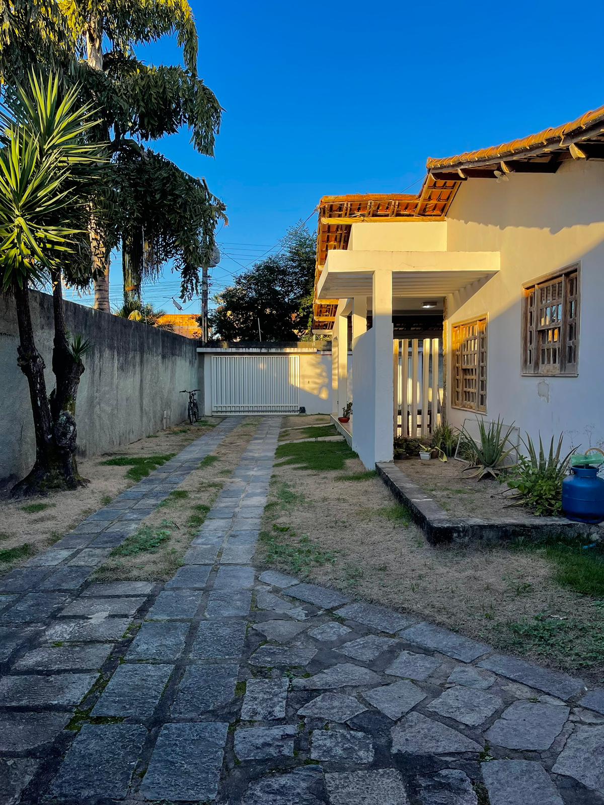 Vende casa ampla com ótima localização no Centro