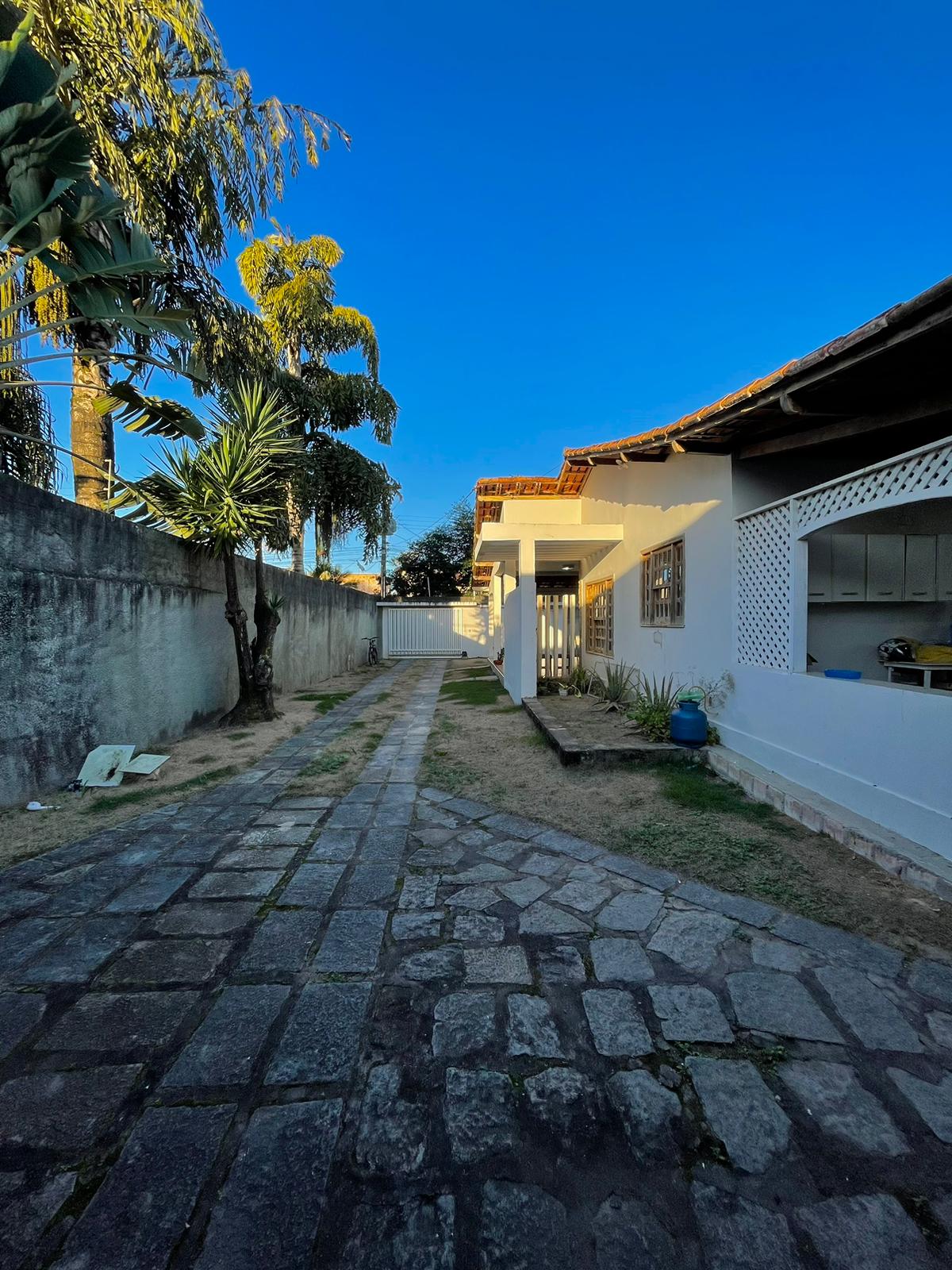 Vende casa ampla com ótima localização no Centro