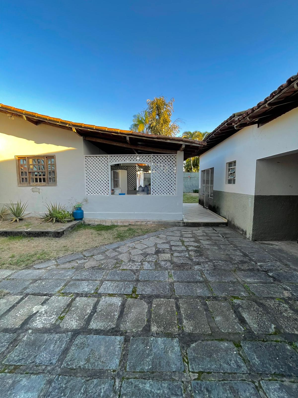 Vende casa ampla com ótima localização no Centro
