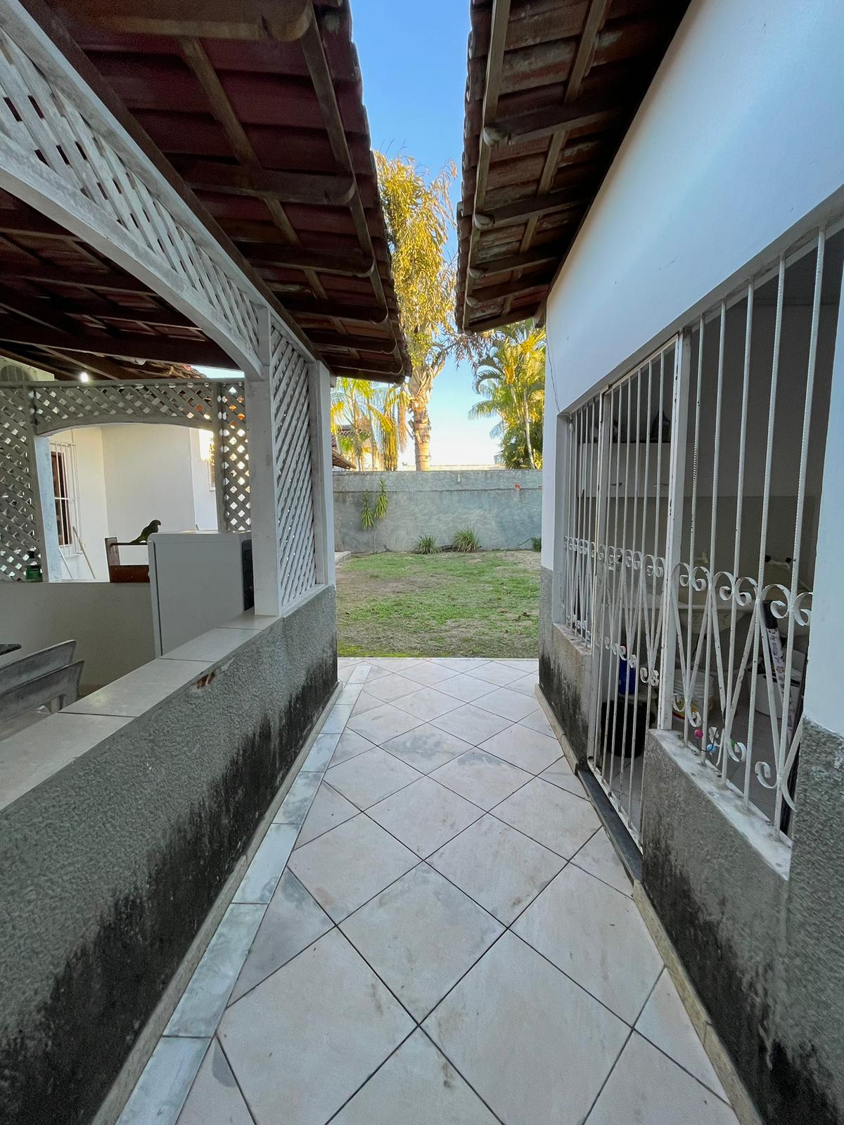 Vende casa ampla com ótima localização no Centro