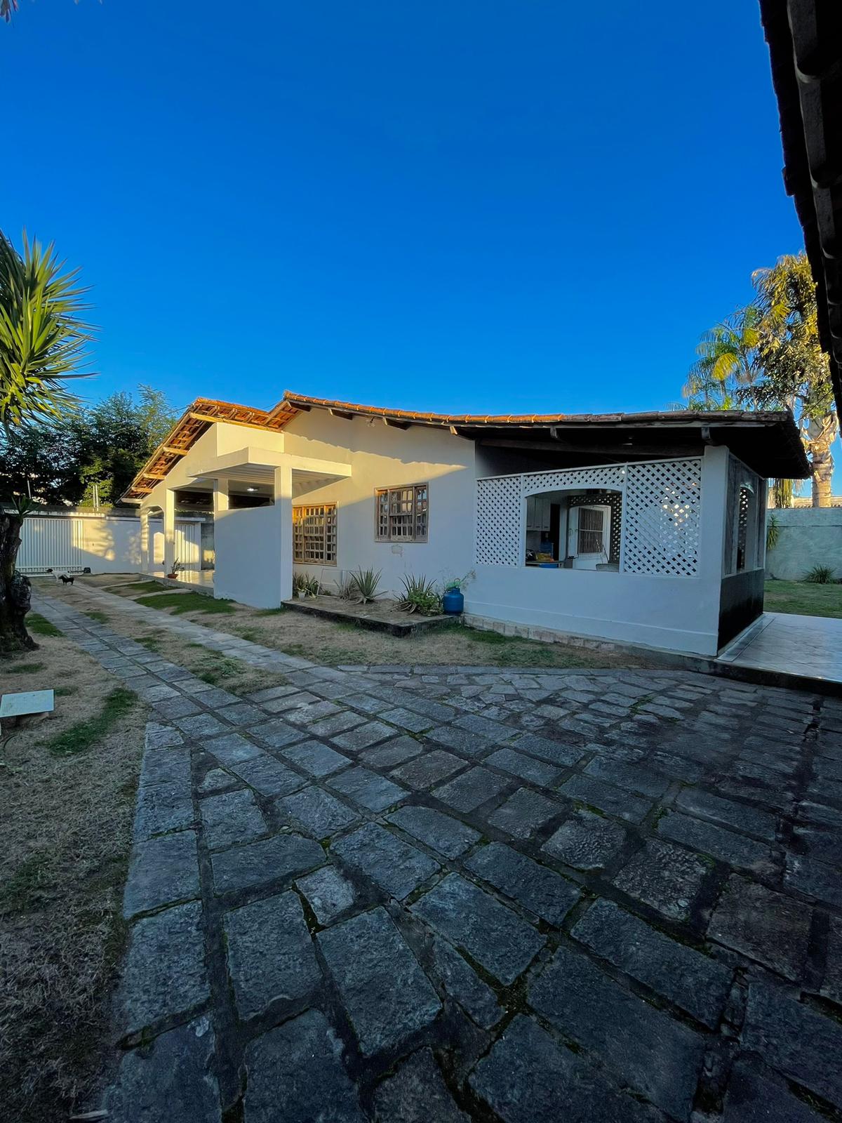 Vende casa ampla com ótima localização no Centro
