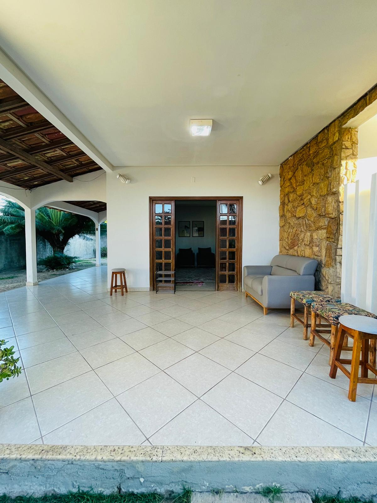 Vende casa ampla com ótima localização no Centro