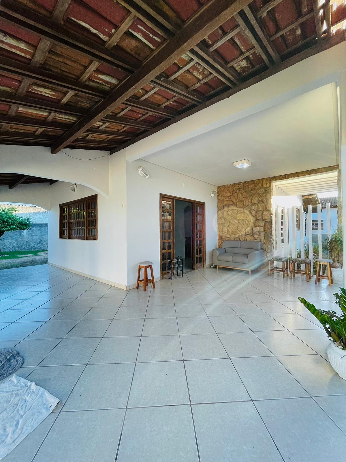 Vende casa ampla com ótima localização no Centro