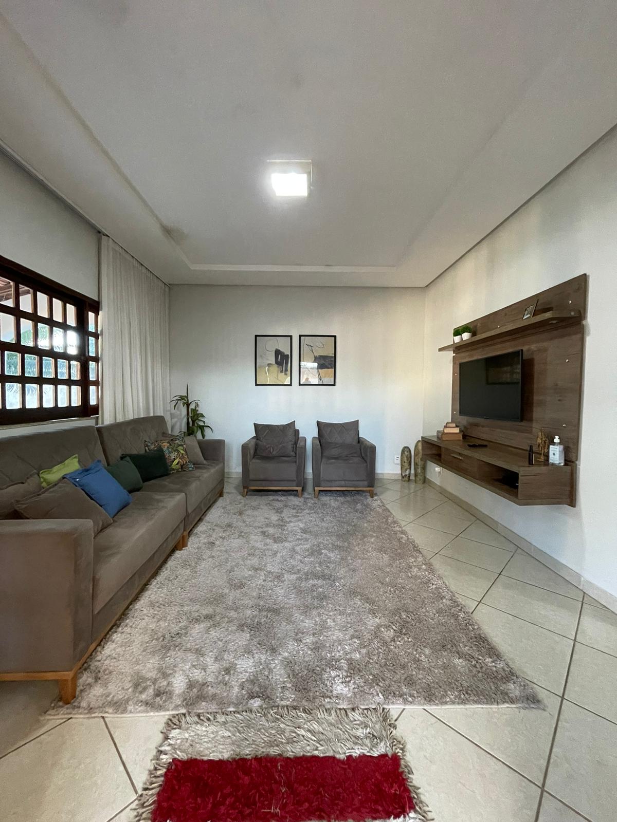 Vende casa ampla com ótima localização no Centro