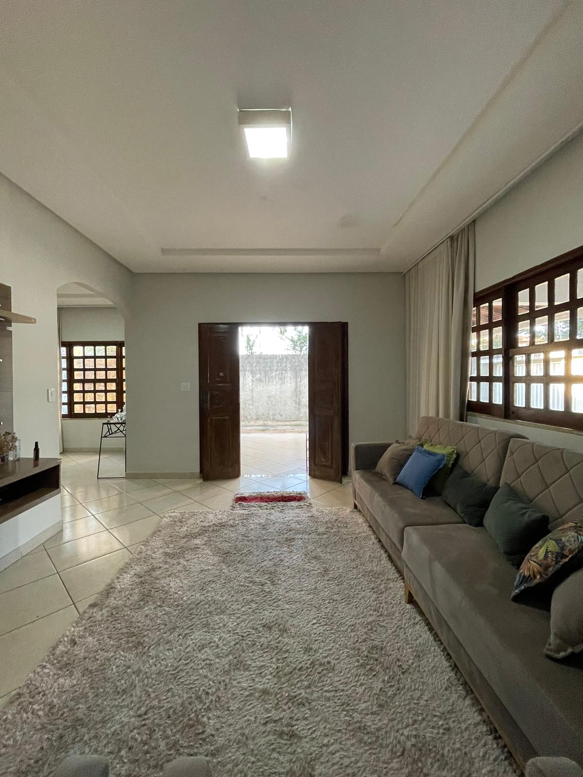 Vende casa ampla com ótima localização no Centro