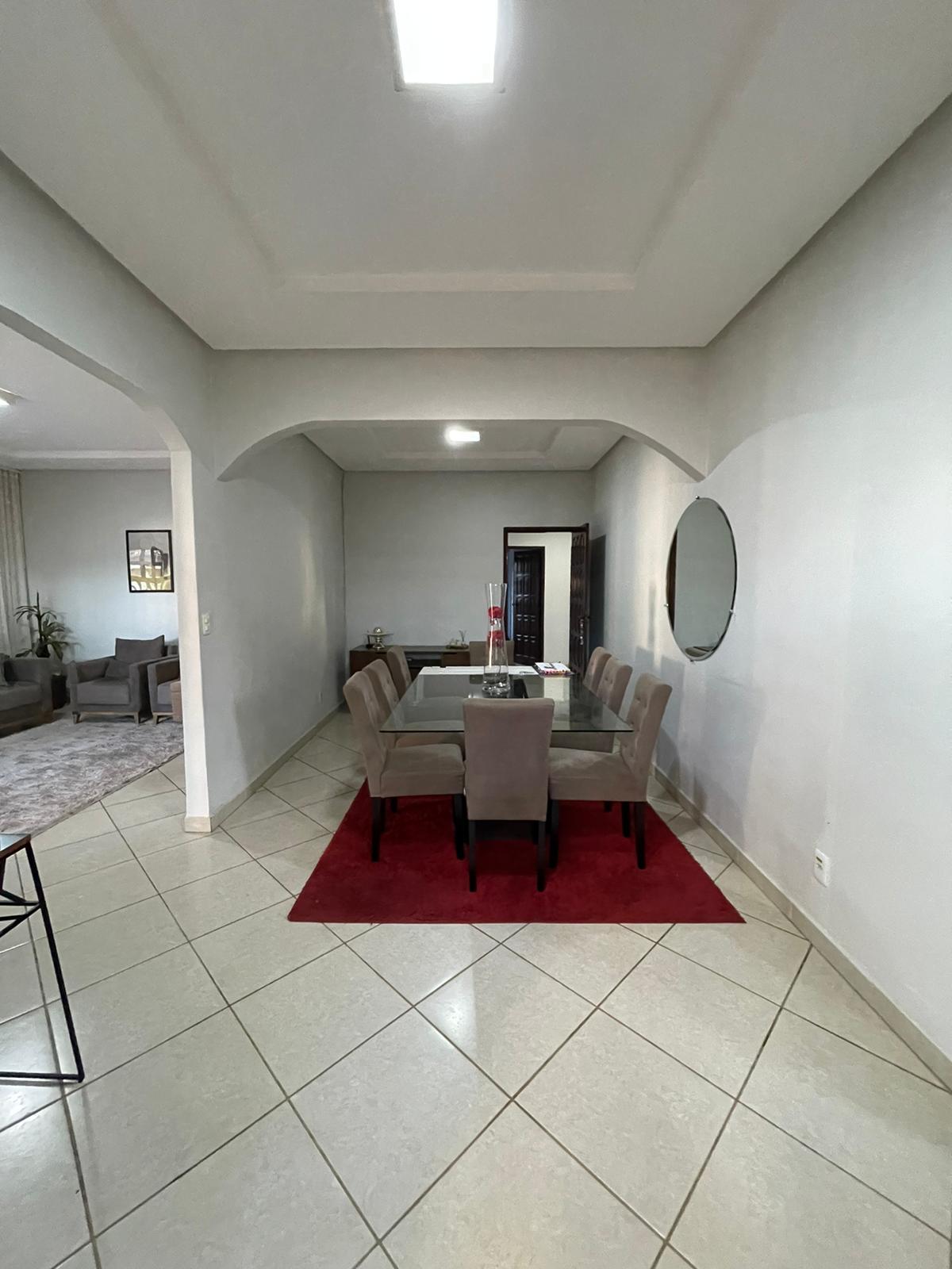 Vende casa ampla com ótima localização no Centro