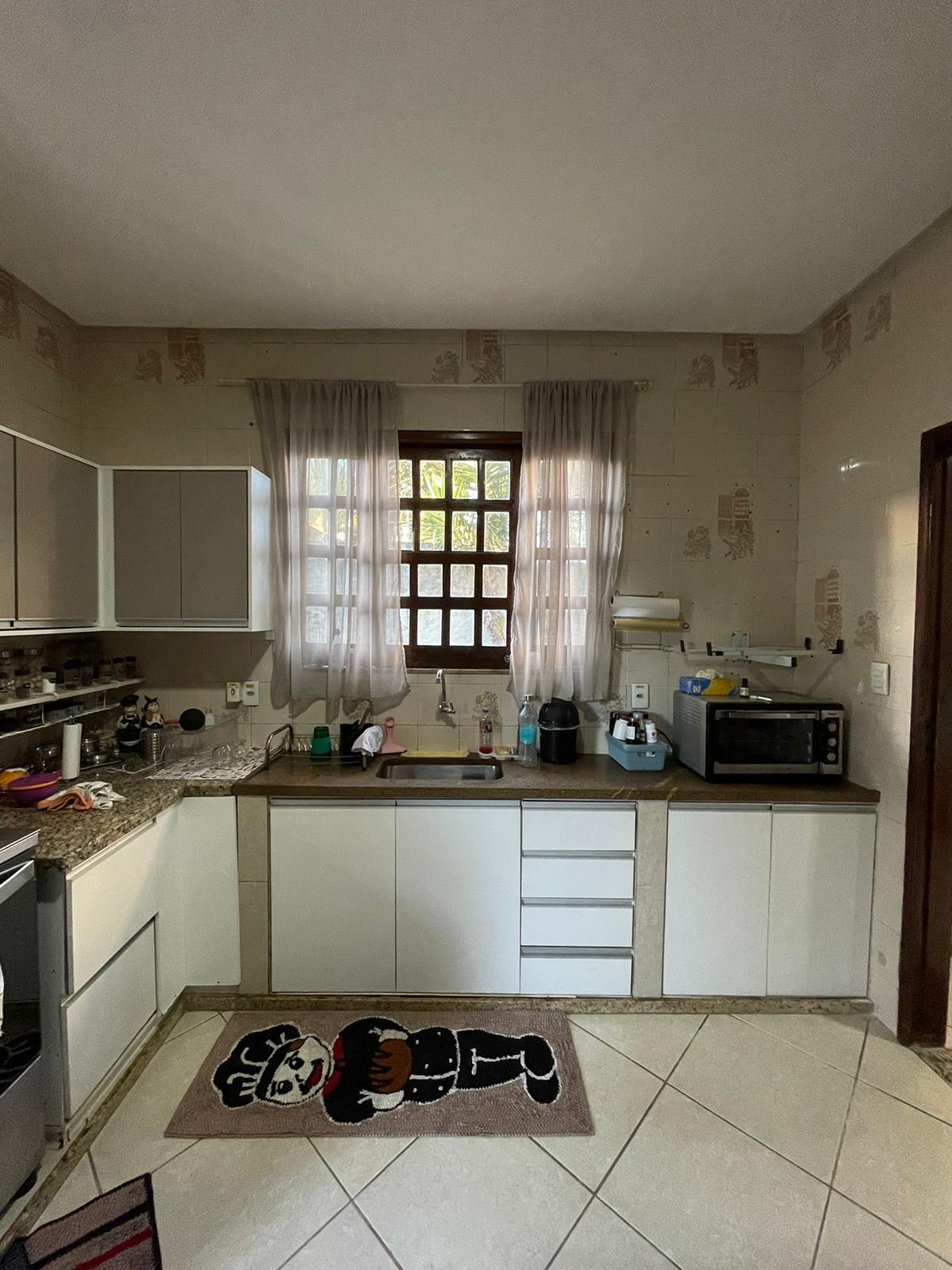 Vende casa ampla com ótima localização no Centro