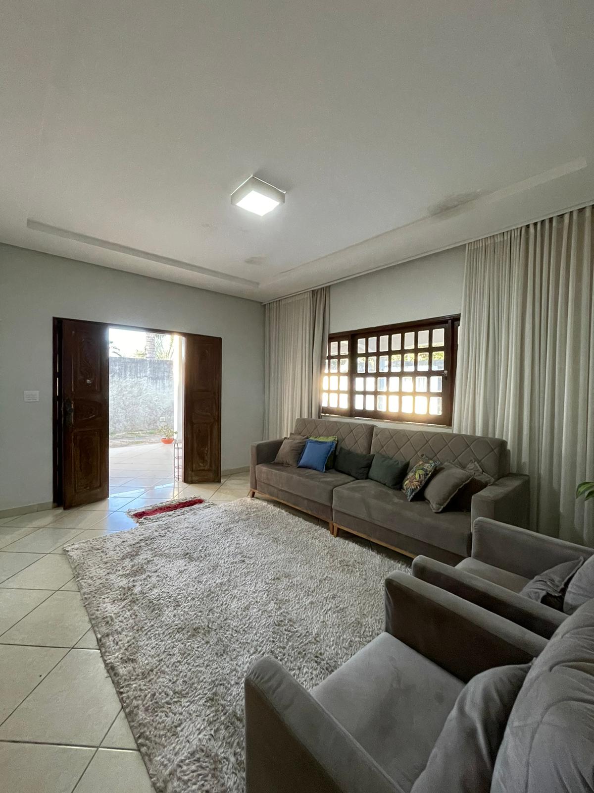 Vende casa ampla com ótima localização no Centro