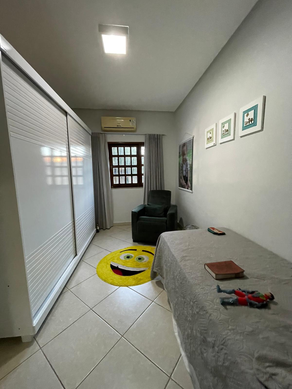 Vende casa ampla com ótima localização no Centro