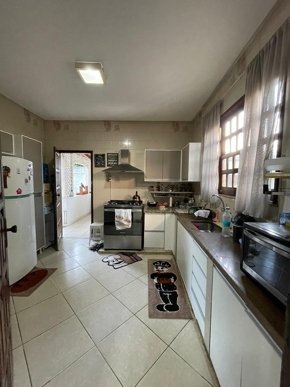 Vende casa ampla com ótima localização no Centro