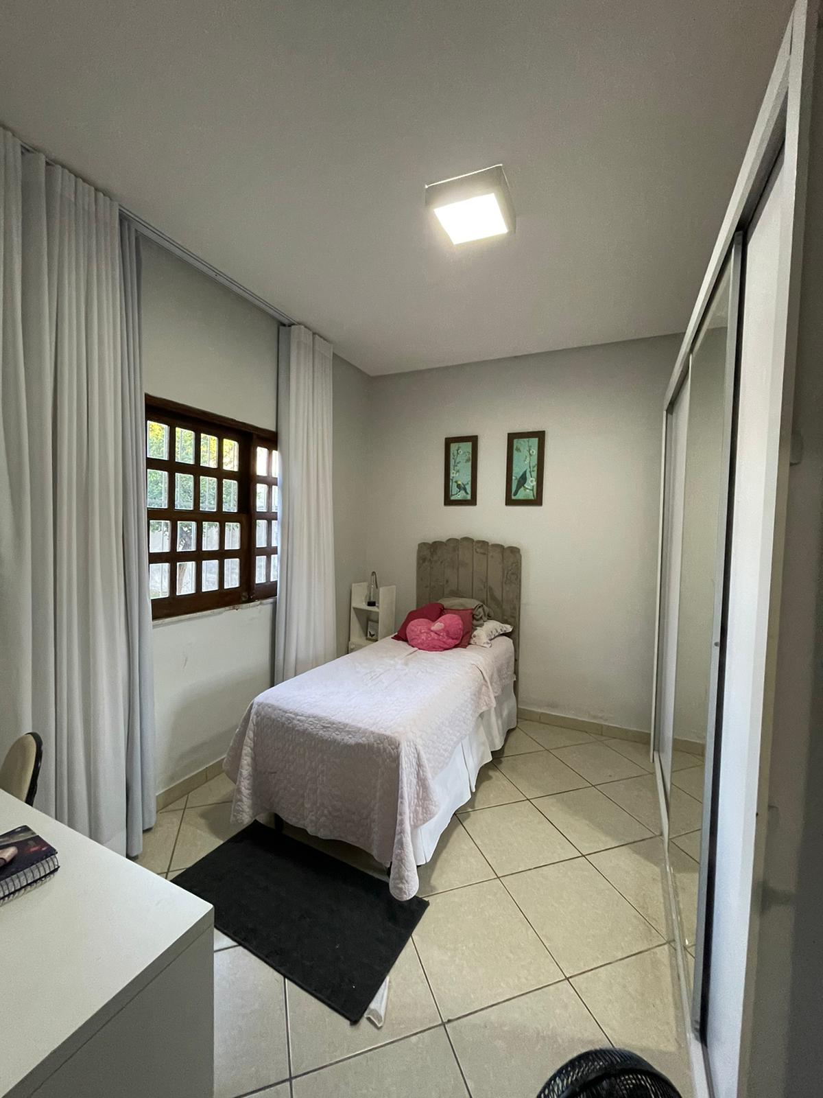 Vende casa ampla com ótima localização no Centro