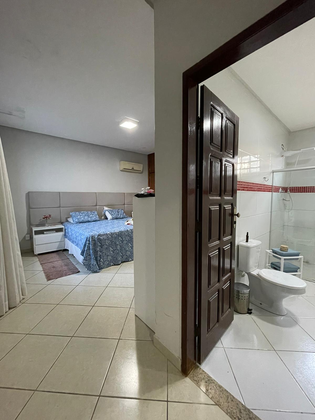 Vende casa ampla com ótima localização no Centro