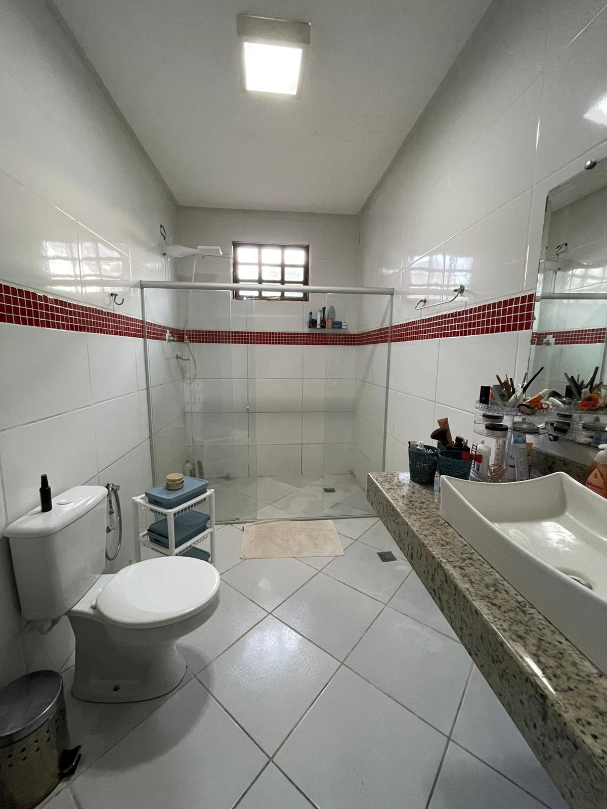 Vende casa ampla com ótima localização no Centro