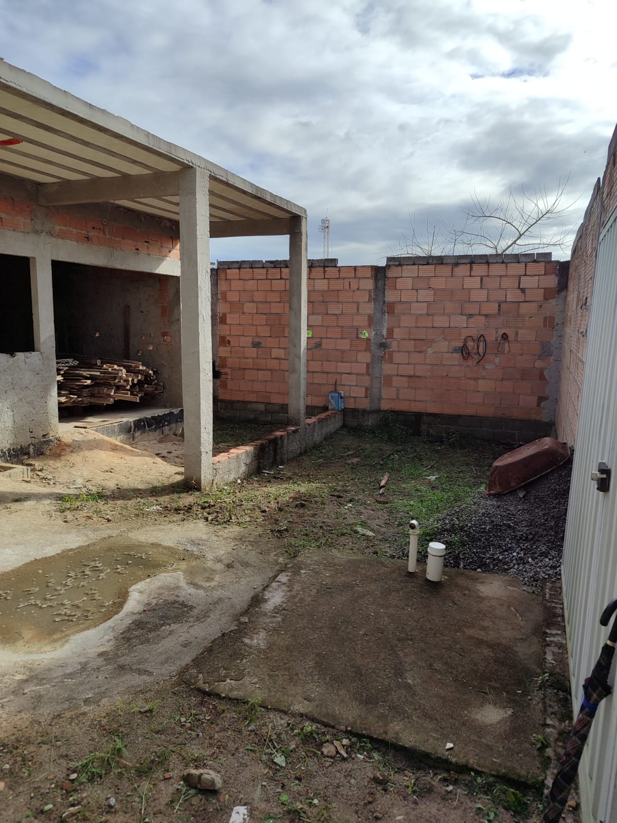VENDE TERRENO COM CONSTRUÇÃO NO ENCANTO DAS ÁGUAS