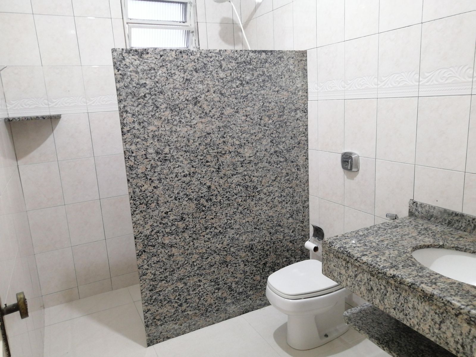 Aluga Apartamento Térreo em Condomínio no Centro