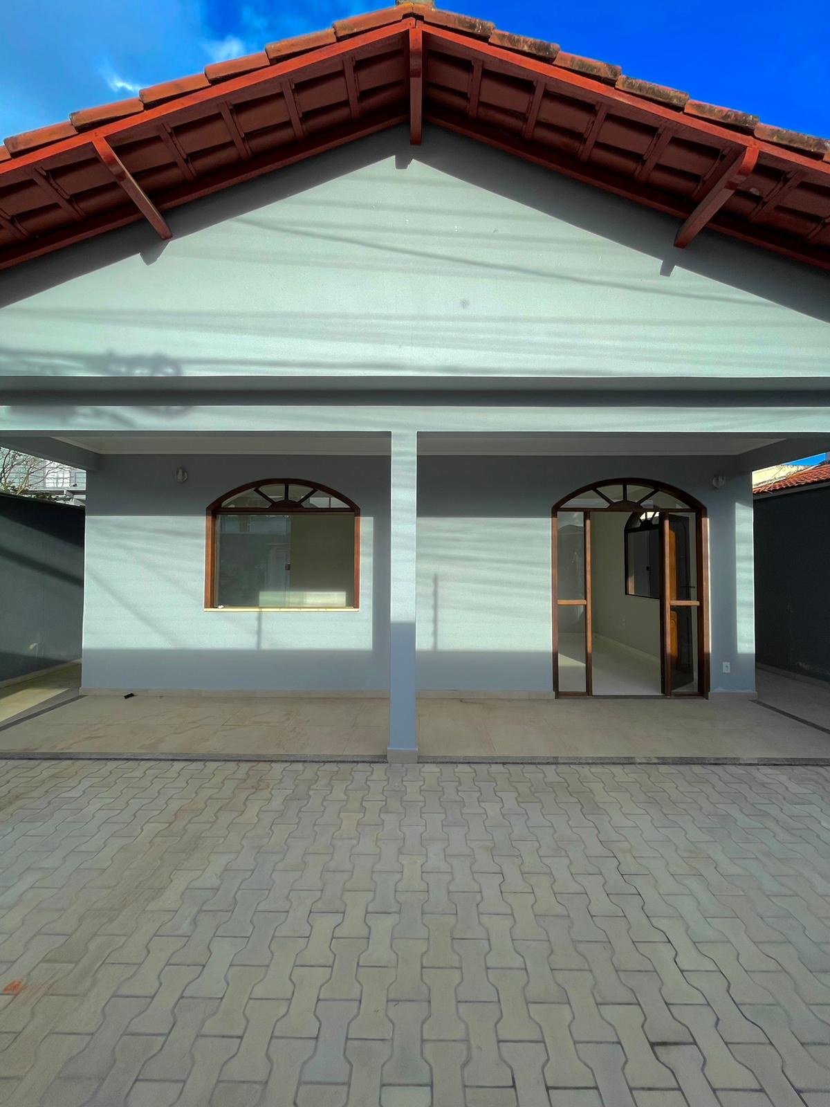 Vende linda casa ampla na Centauro