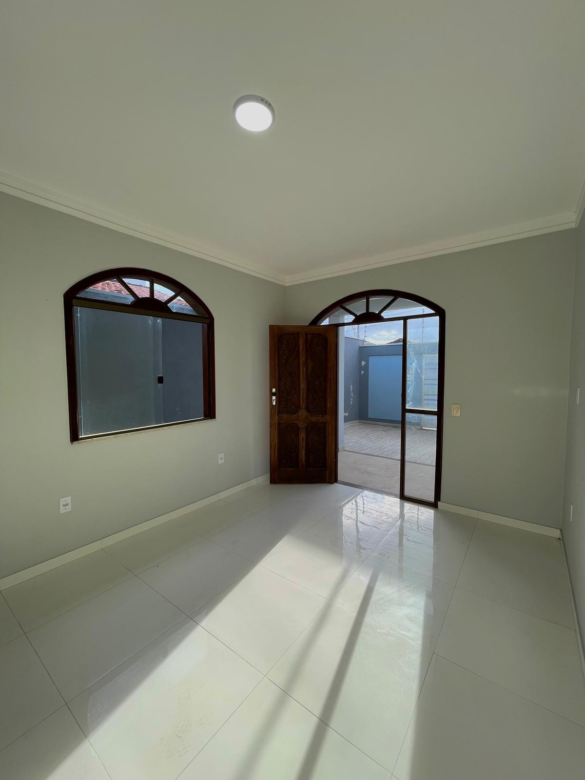 Vende linda casa ampla na Centauro