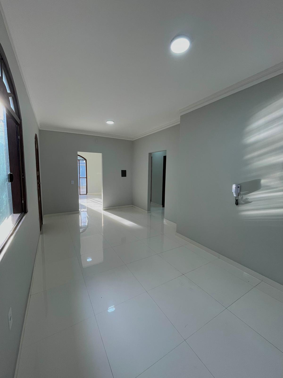 Vende linda casa ampla na Centauro