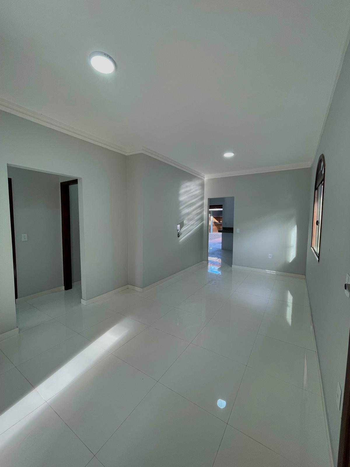 Vende linda casa ampla na Centauro