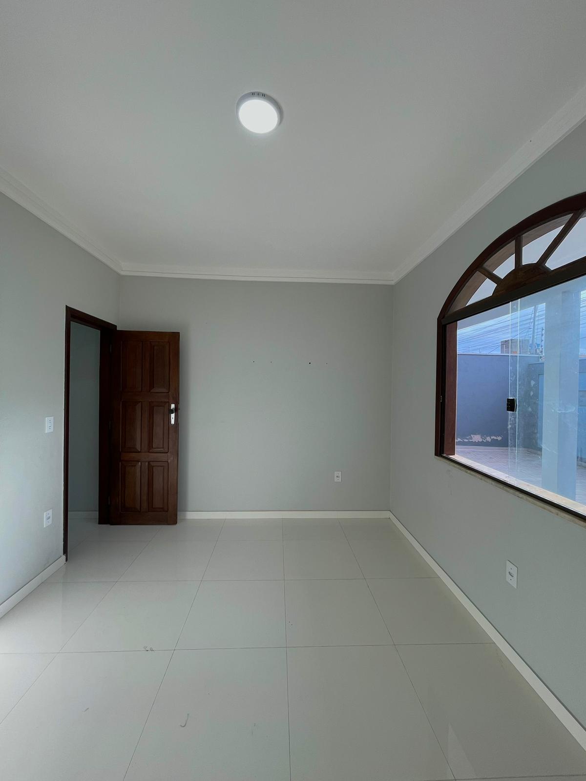 Vende linda casa ampla na Centauro