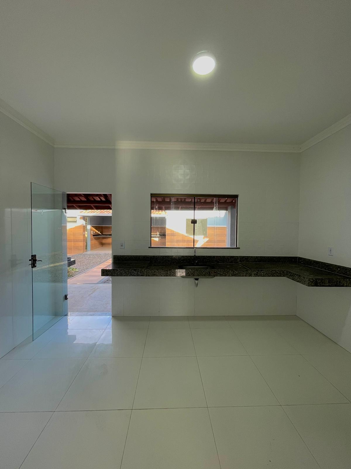 Vende linda casa ampla na Centauro