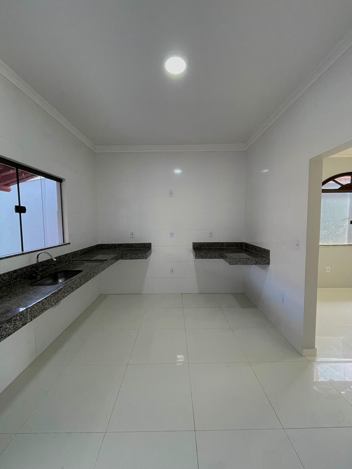 Vende linda casa ampla na Centauro