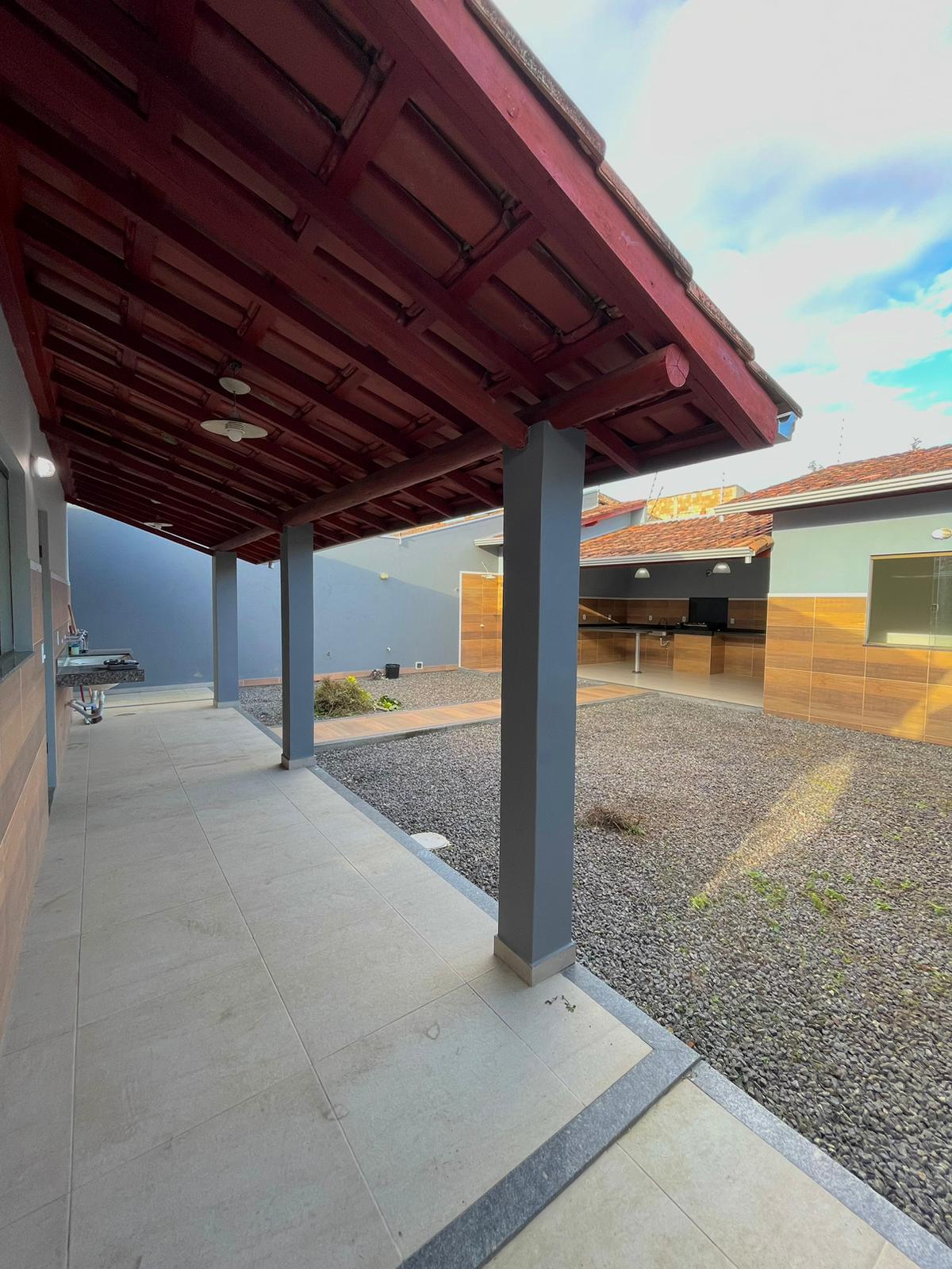 Vende linda casa ampla na Centauro