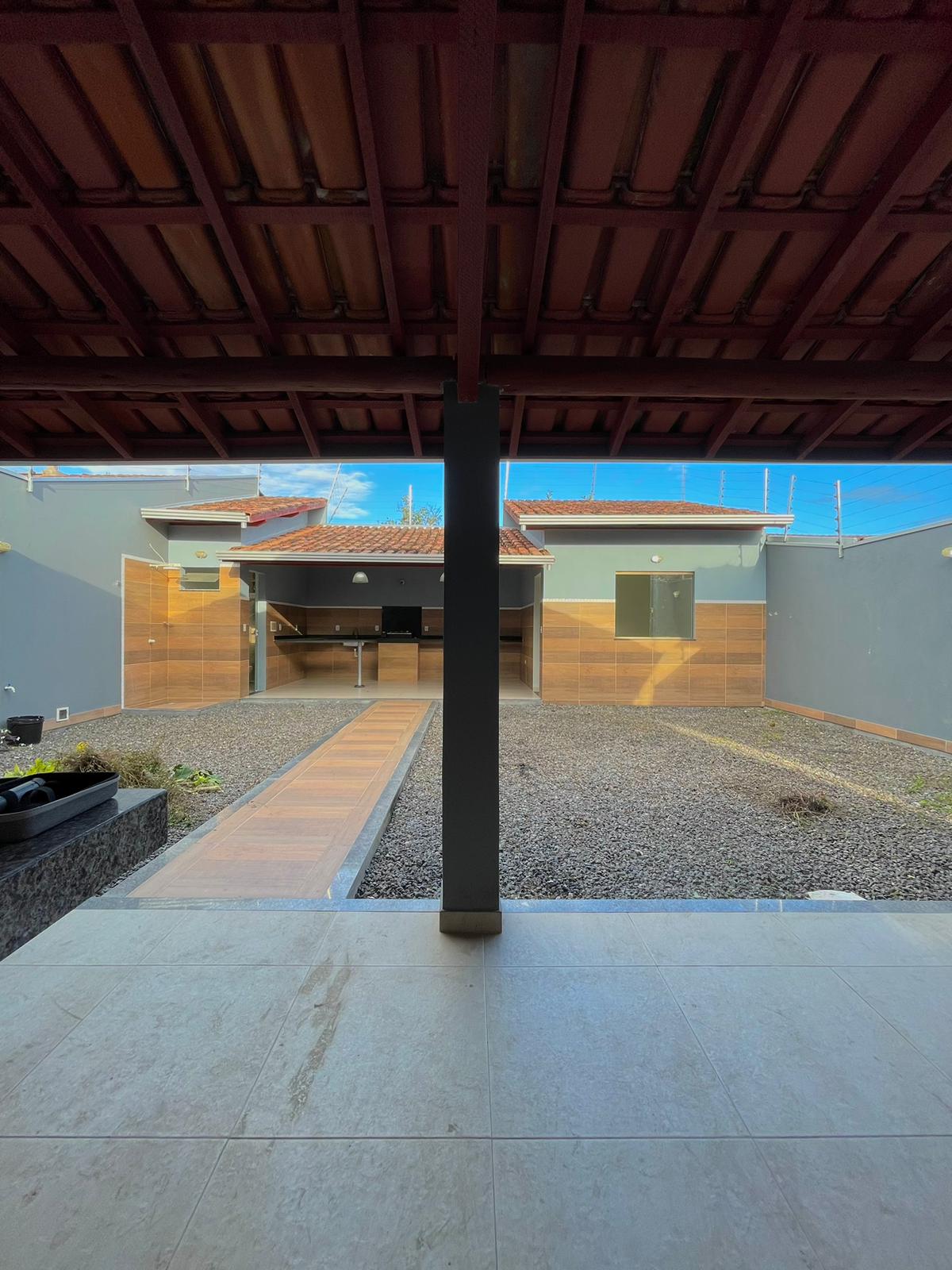 Vende linda casa ampla na Centauro
