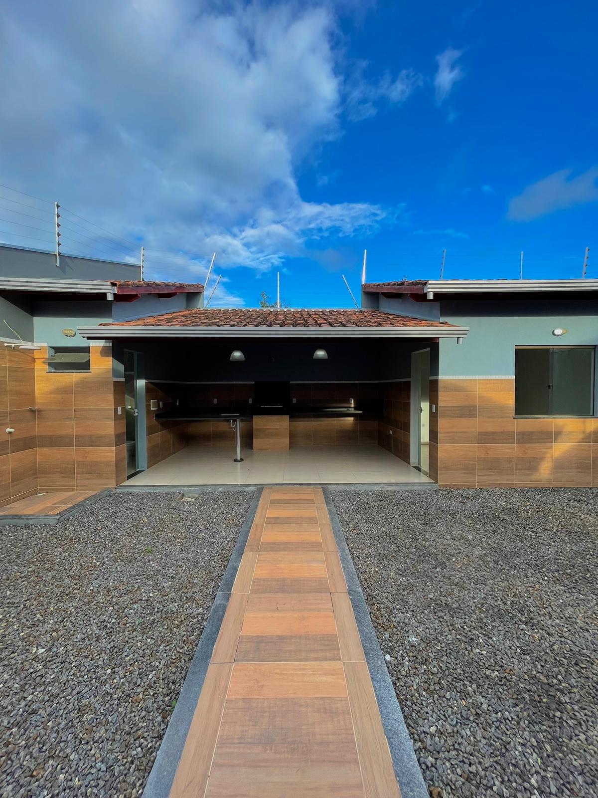Vende linda casa ampla na Centauro