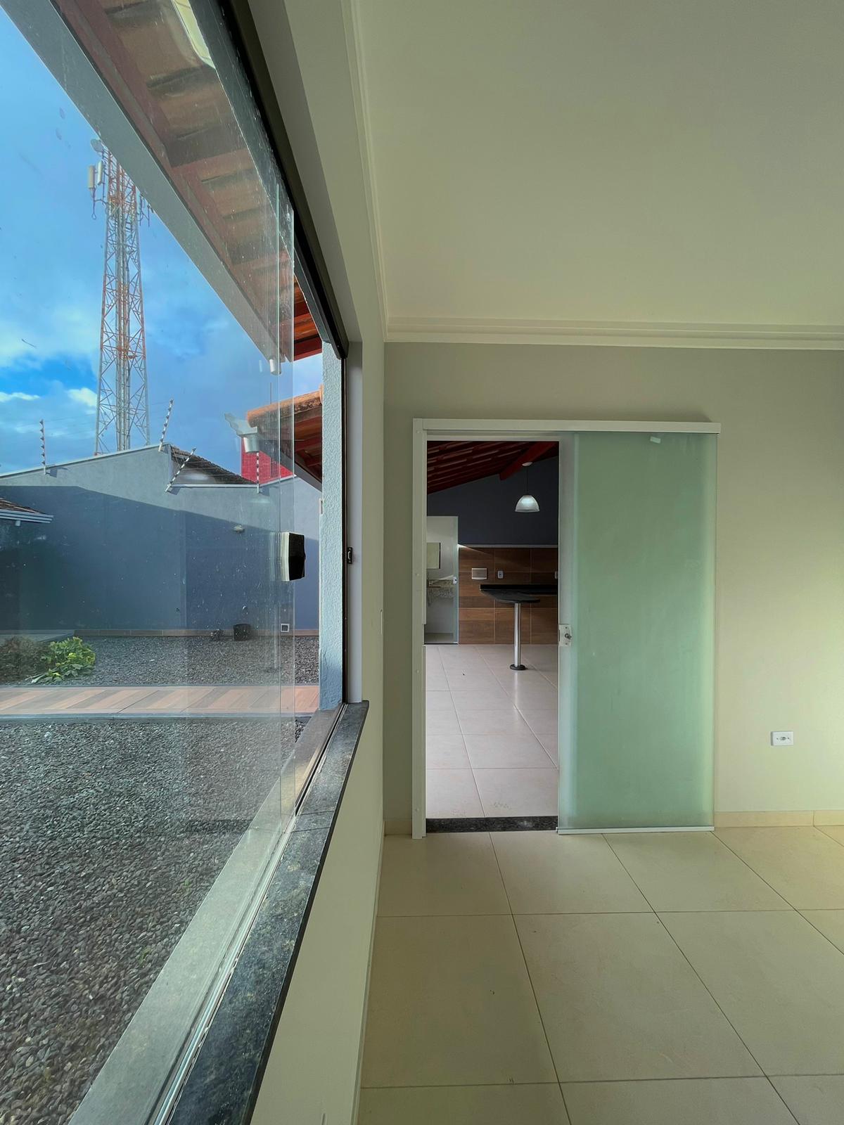 Vende linda casa ampla na Centauro