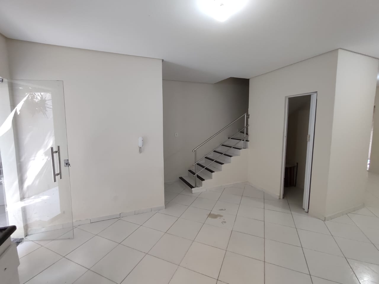 Aluga Casa Duplex com Duas Suítes no Início do Dinah Borges