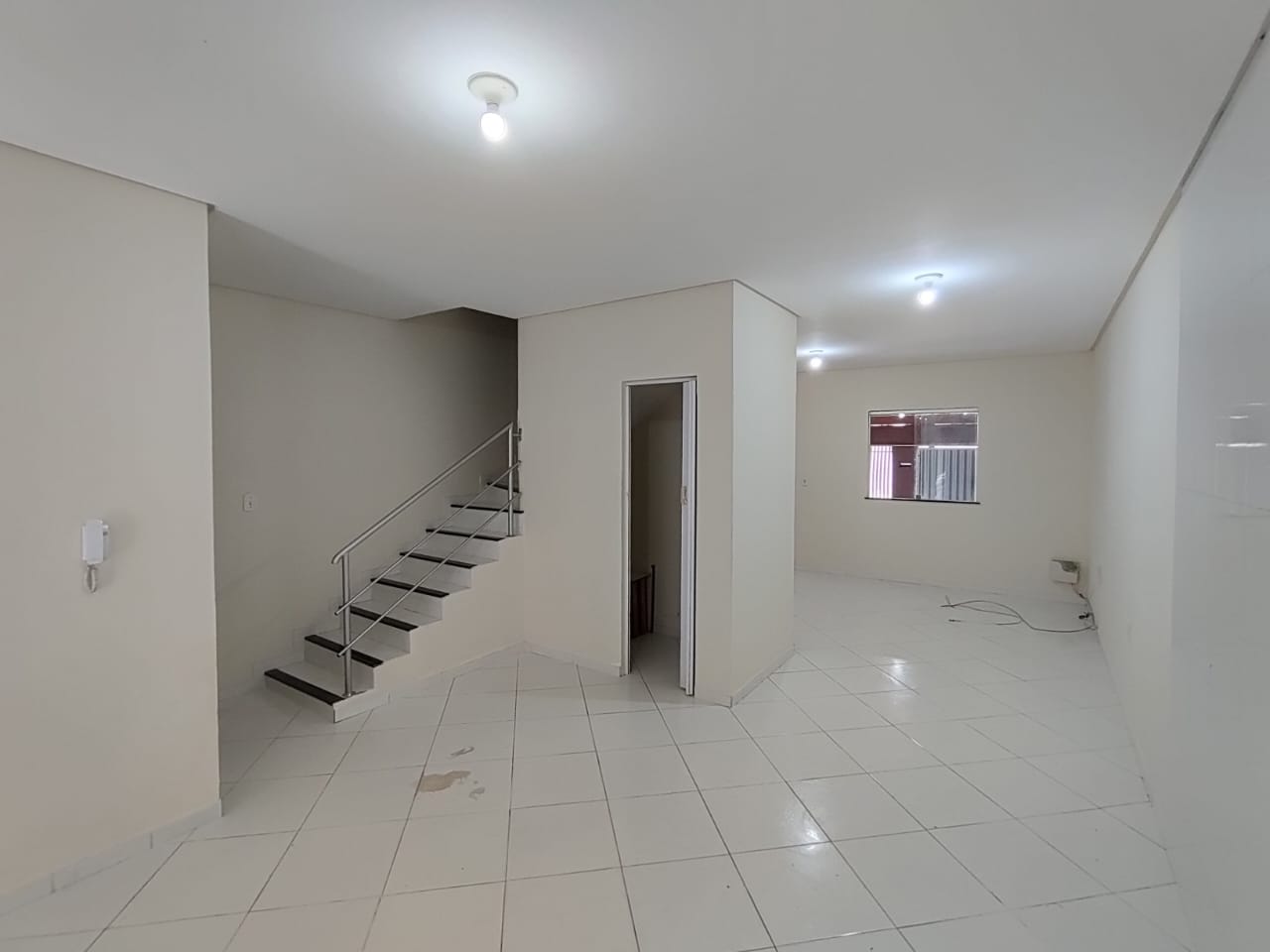 Aluga Casa Duplex com Duas Suítes no Início do Dinah Borges