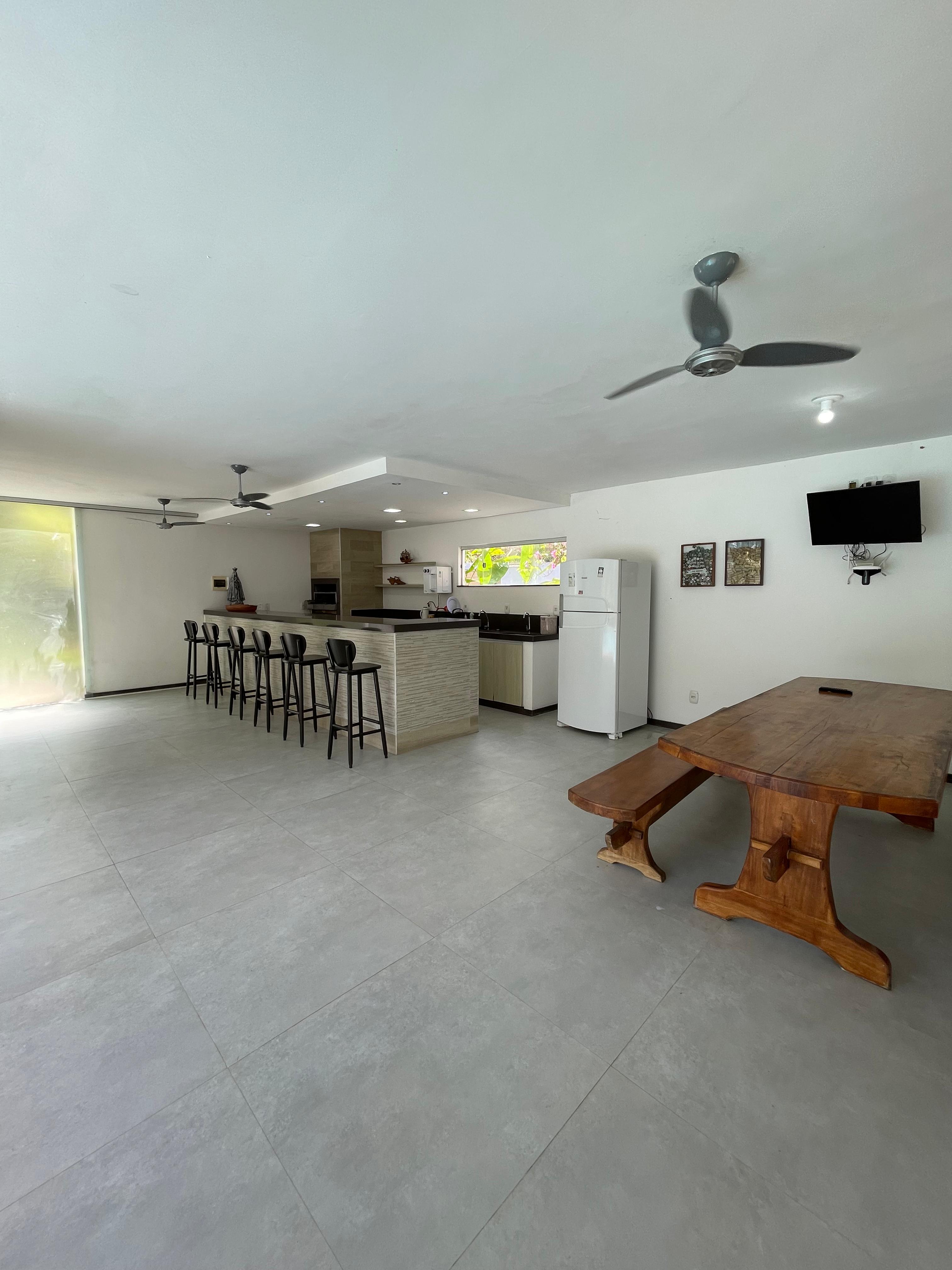 Vende Condomínio/Pousada mobiliada em Arraial d’Ajuda-Ba, 200m da praia.